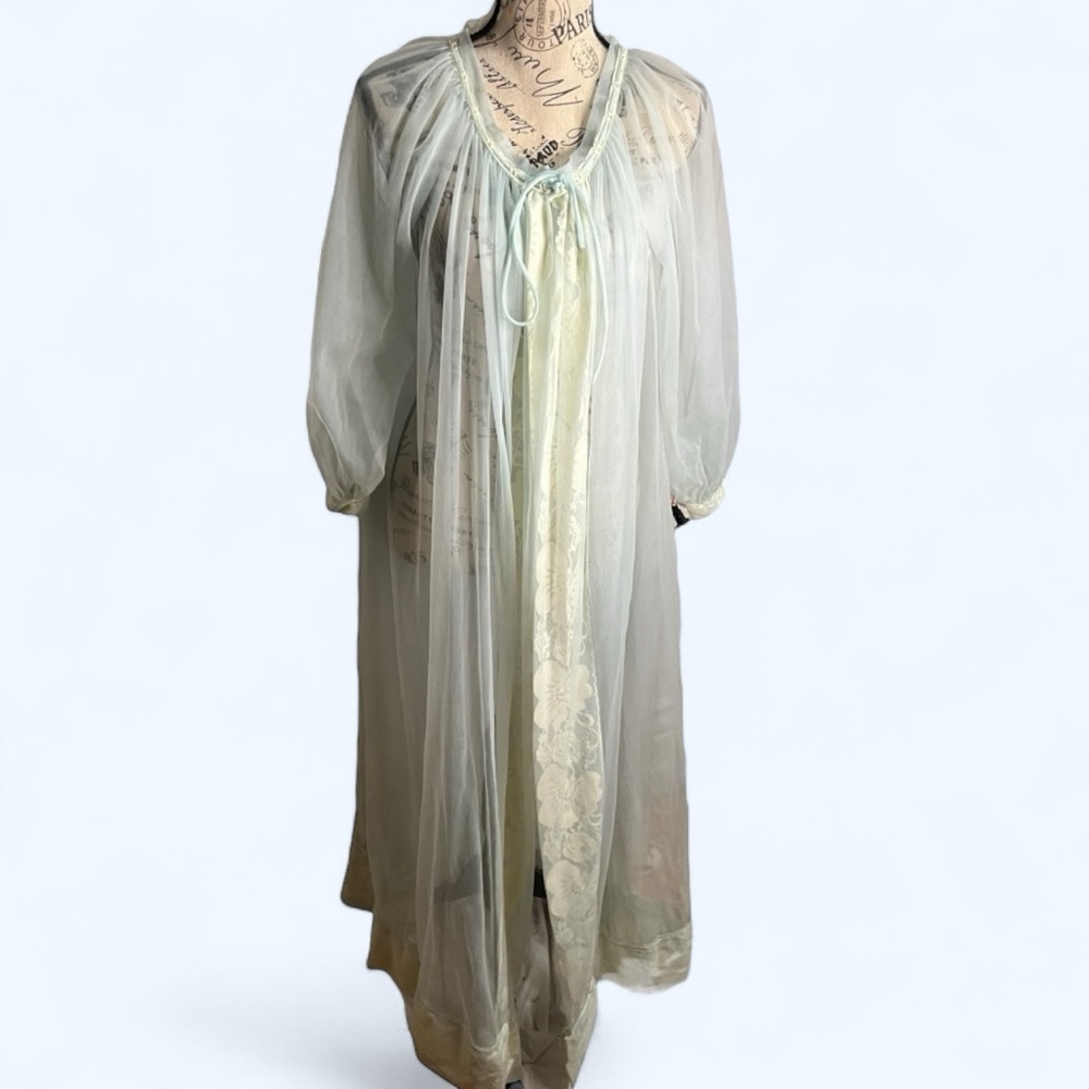 Vintage 1960s Miss Elaine Peignor Robe - Picture 2 of 16